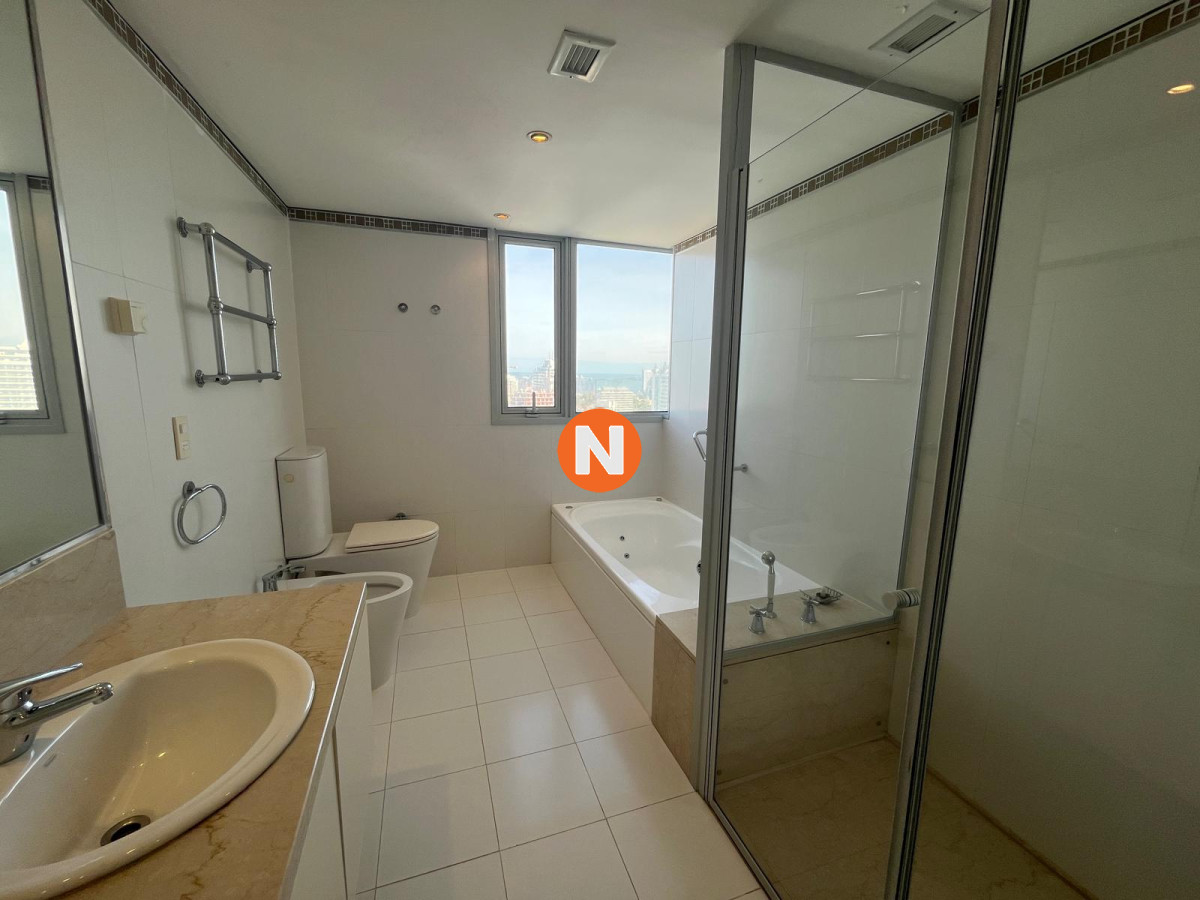 Apartamento Ref.8621 - Apartamento en Venta y Alquiler, Brava, Punta del Este, 3 Dormitorios.