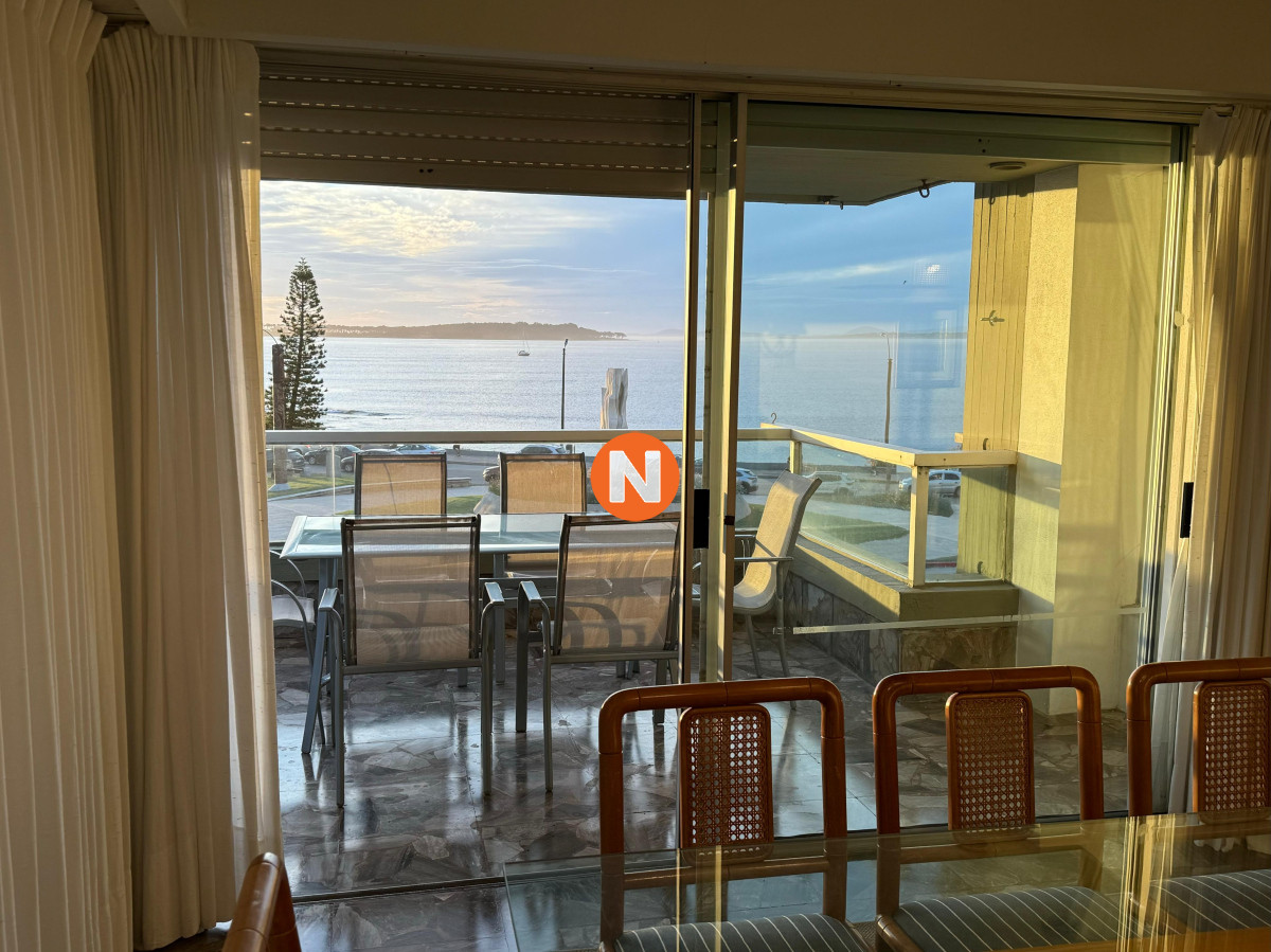 Apartamento Ref.203730 - Hermoso apartamento en primera linea al mar, en Venta y Alquiler, Mansa, Punta del Este, 3 Dormitorios.
