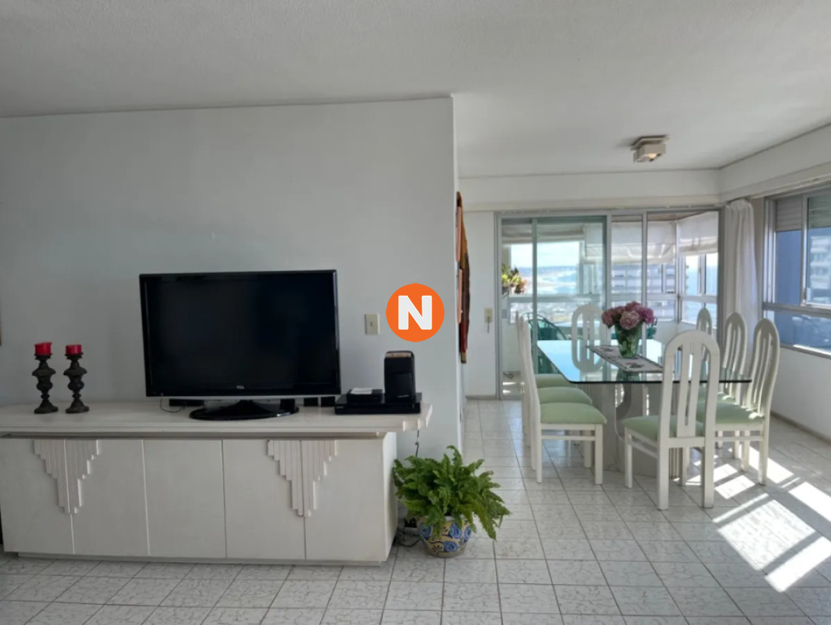 Apartamento Ref.214715 - Amplio Y Luminoso Apartamento Con Las Mejores Vistas De Punta Del Este en venta
