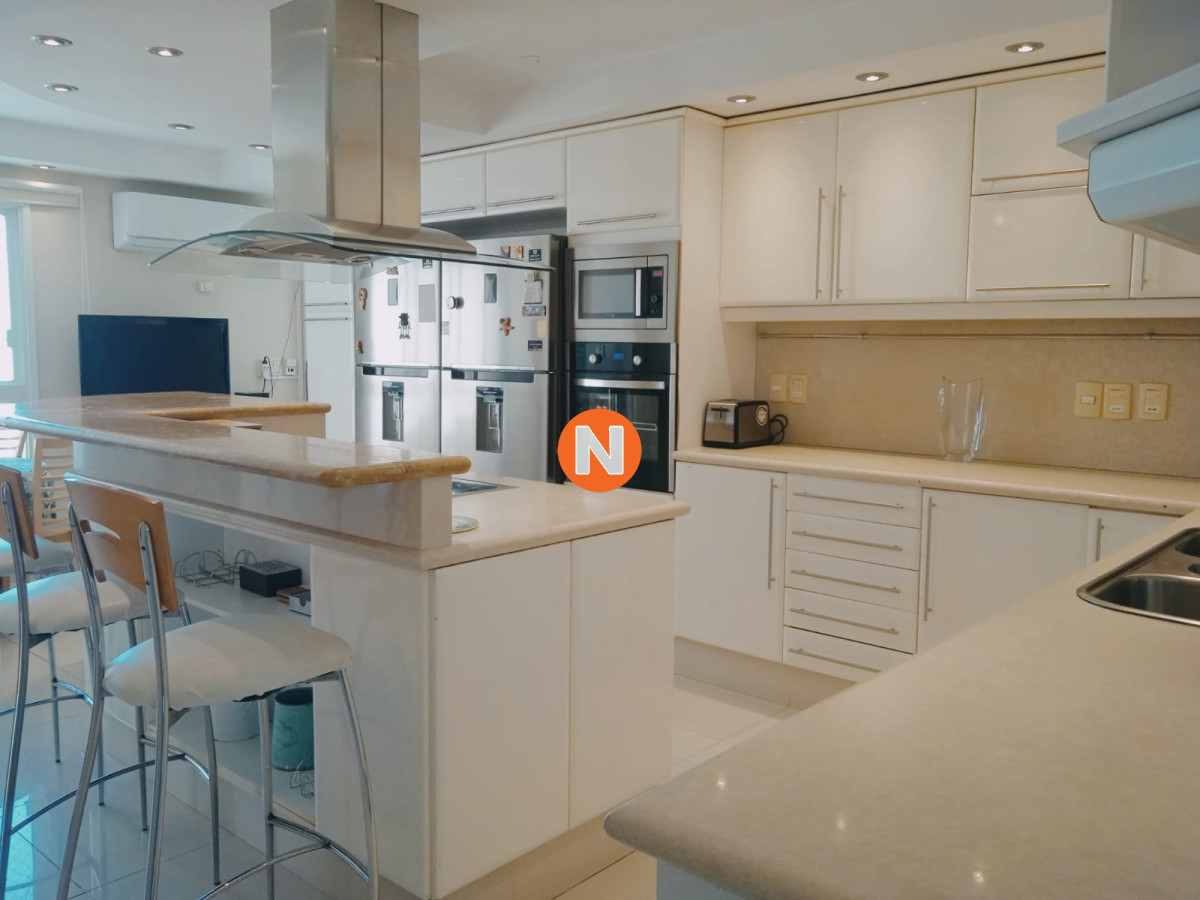 Apartamento Ref.217274 - Hermoso Penthouse , en uno de los edificios mas céntricos de Punta del Este!