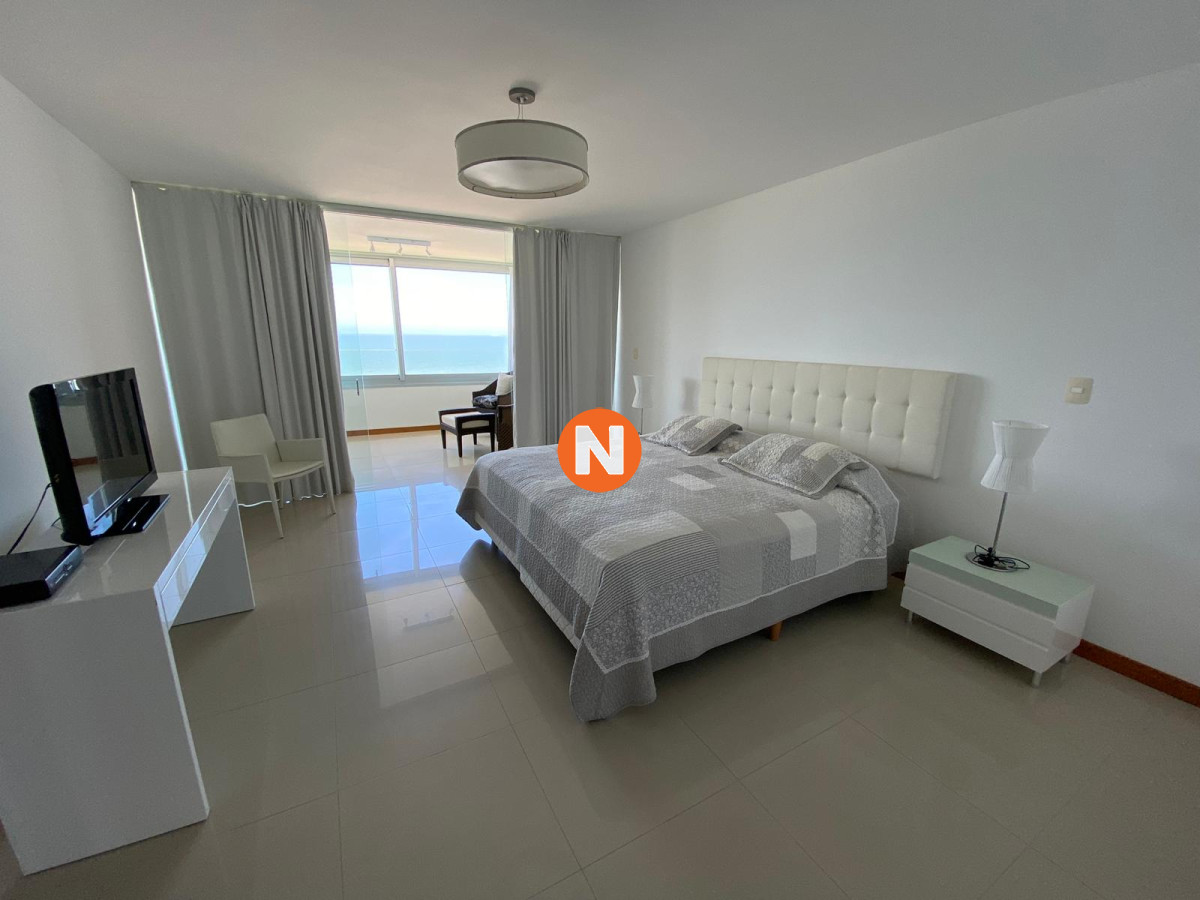 Apartamento Ref.220155 - Venta de Apartamento 3 dormitorios + servicio - Playa Brava - Punta del Este