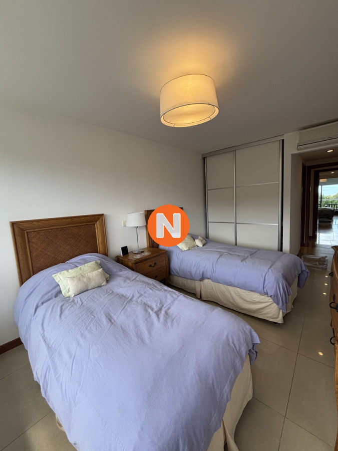 Apartamento Ref.8763 - VENTA DE APARTAMENTO DE 3 SUITES FRENTE AL MAR EN EDIFICIO MARIGOT BRAVA PUNTA DEL ESTE 