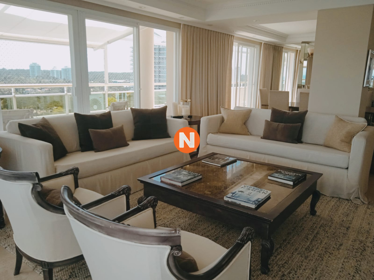 Apartamento Ref.217274 - Hermoso Penthouse , en uno de los edificios mas céntricos de Punta del Este!