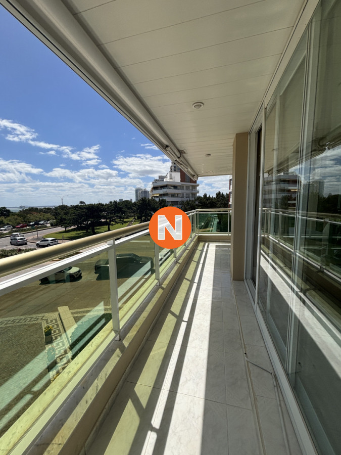 Apartamento Ref.171 - CORAL TOWER VENTA DE APARTAMENTO DE 3 SUITES + DEPENENDECNIA PLAYA MANSA PUNTA DEL ESTE