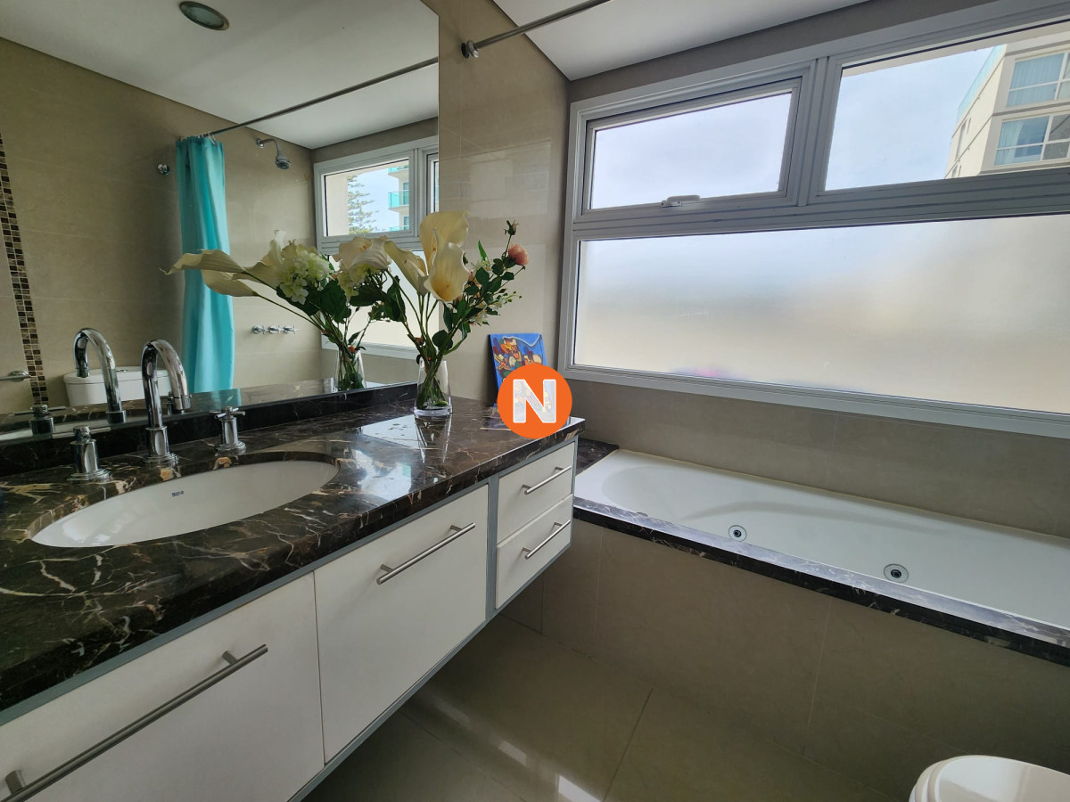 Apartamento Ref.7962 - Apartamento en Venta y Alquiler, Mansa, Punta del Este, 3 Dormitorios.