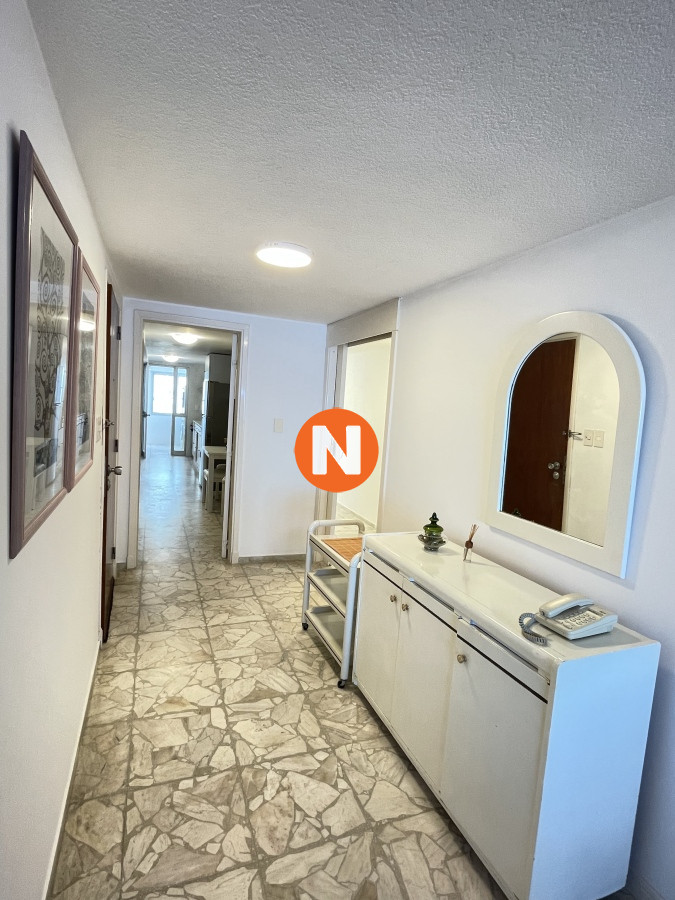 Apartamento Ref.222739 - En Venta - Apartamento 3 habitaciones, frente al mar. Parada 7, Punta del Este.