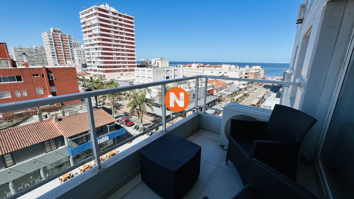 Apartamento Ref.223095 - Apartamento Lux Tower de dos dormitorios a metros de playa brava y mansa en Punta del Este 