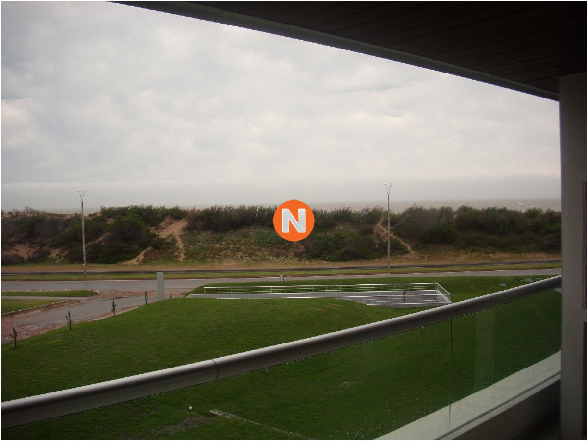 Apartamento Ref.8763 - VENTA DE APARTAMENTO DE 3 SUITES FRENTE AL MAR EN EDIFICIO MARIGOT BRAVA PUNTA DEL ESTE 