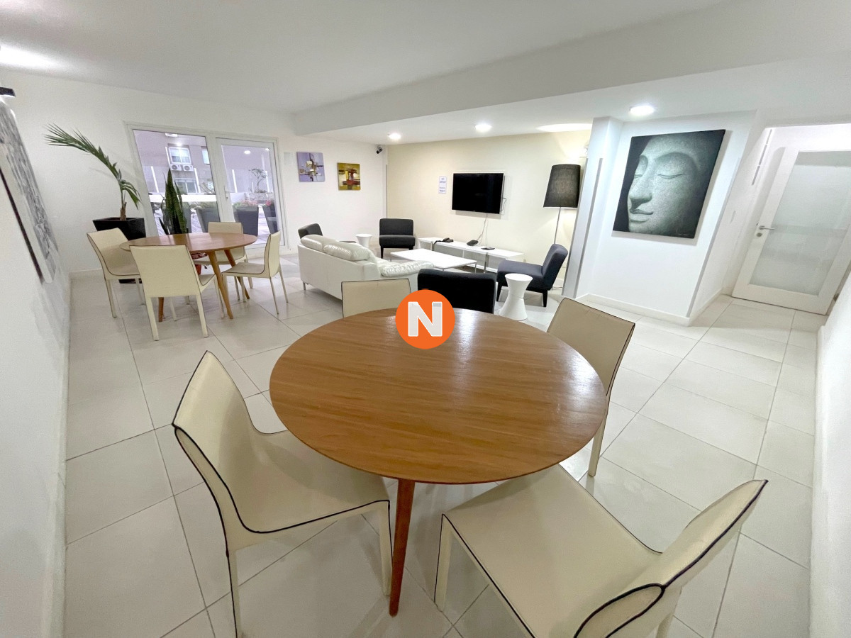 Apartamento Ref.223095 - Apartamento Lux Tower de dos dormitorios a metros de playa brava y mansa en Punta del Este 