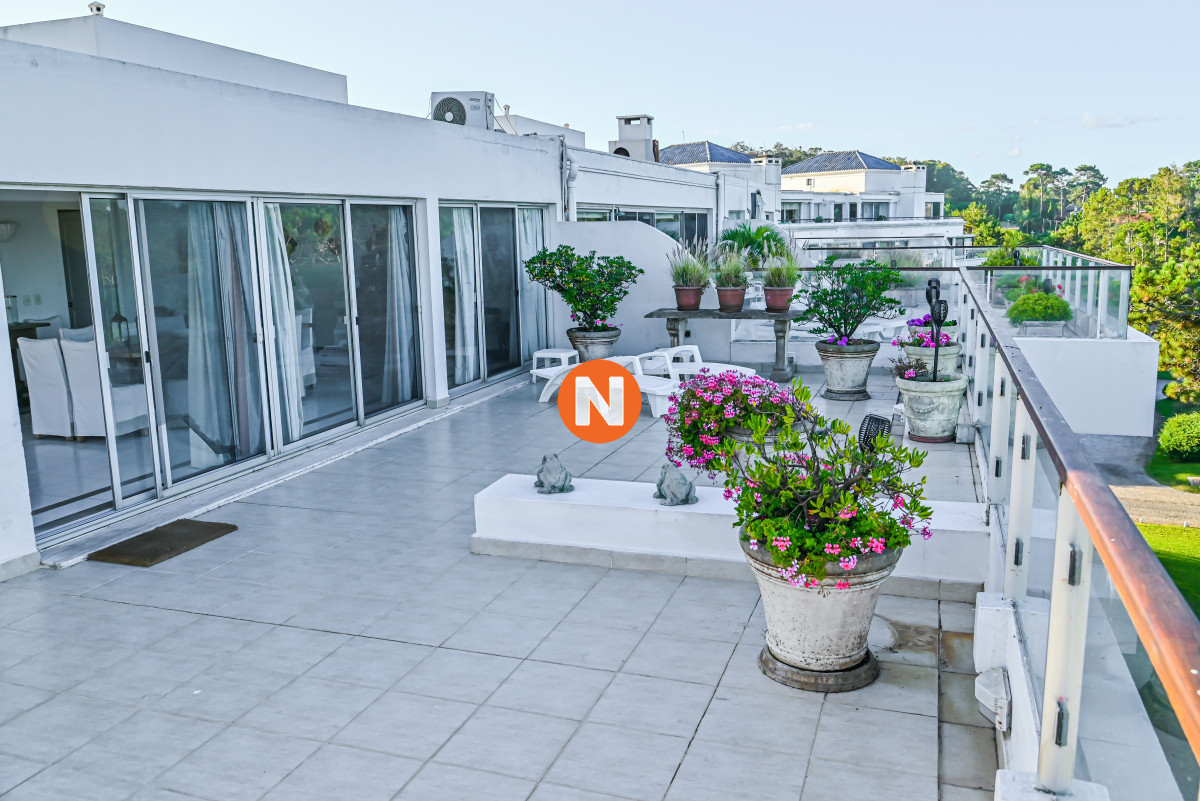 Apartamento Ref.223245 - En Venta, 5 dormitorios, Playa Brava