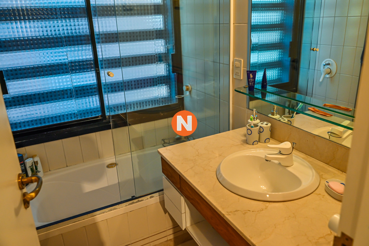 Apartamento Ref.9446 - Apartamento en Venta y Alquiler, Peninsula, Punta del Este, 3 Dormitorios.