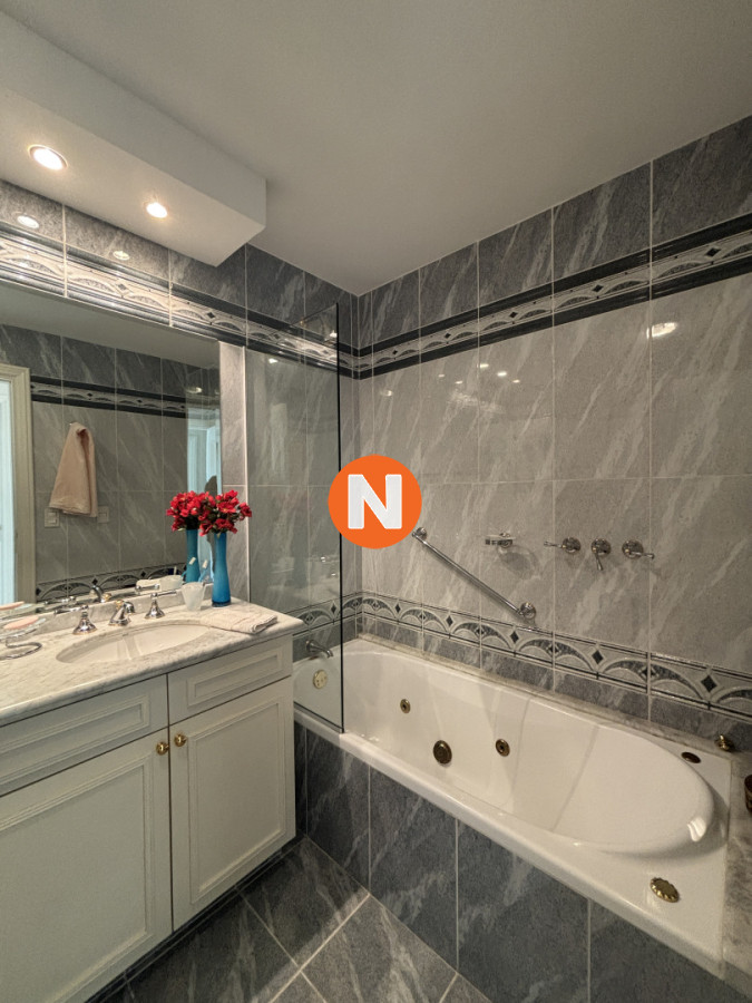 Apartamento Ref.171 - CORAL TOWER VENTA DE APARTAMENTO DE 3 SUITES + DEPENENDECNIA PLAYA MANSA PUNTA DEL ESTE