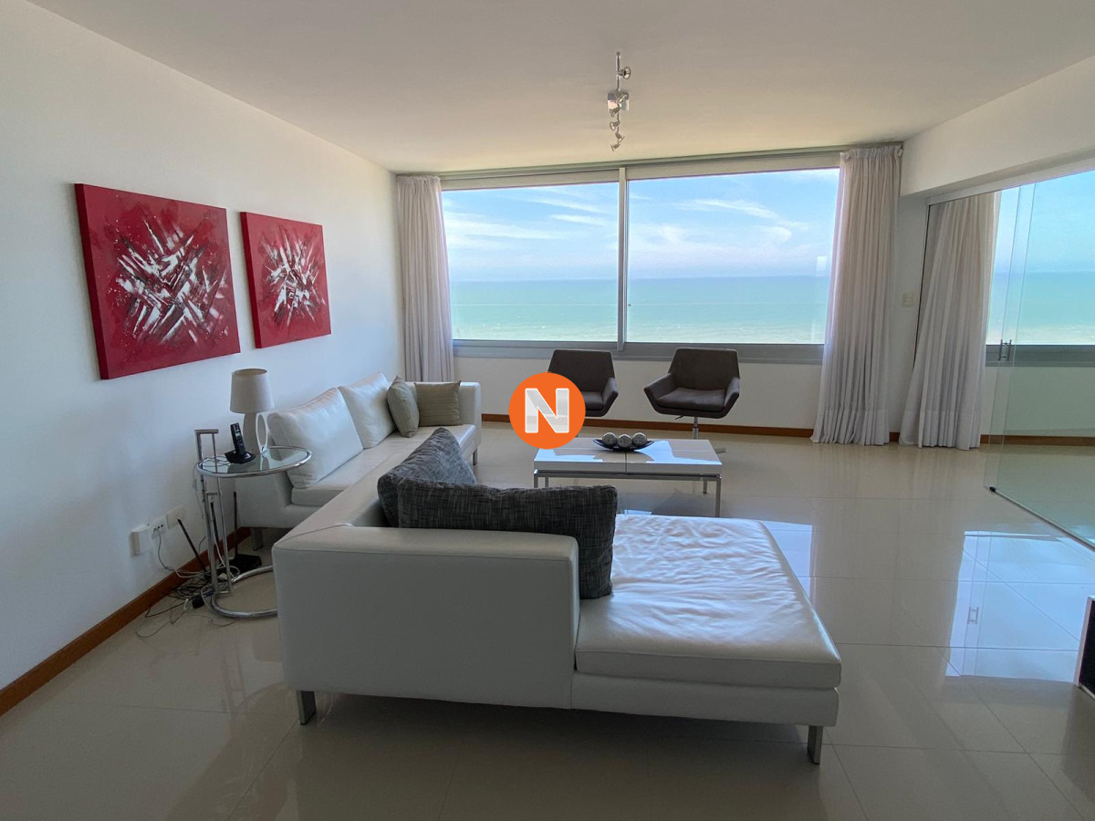 Apartamento Ref.220155 - Venta de Apartamento 3 dormitorios + servicio - Playa Brava - Punta del Este