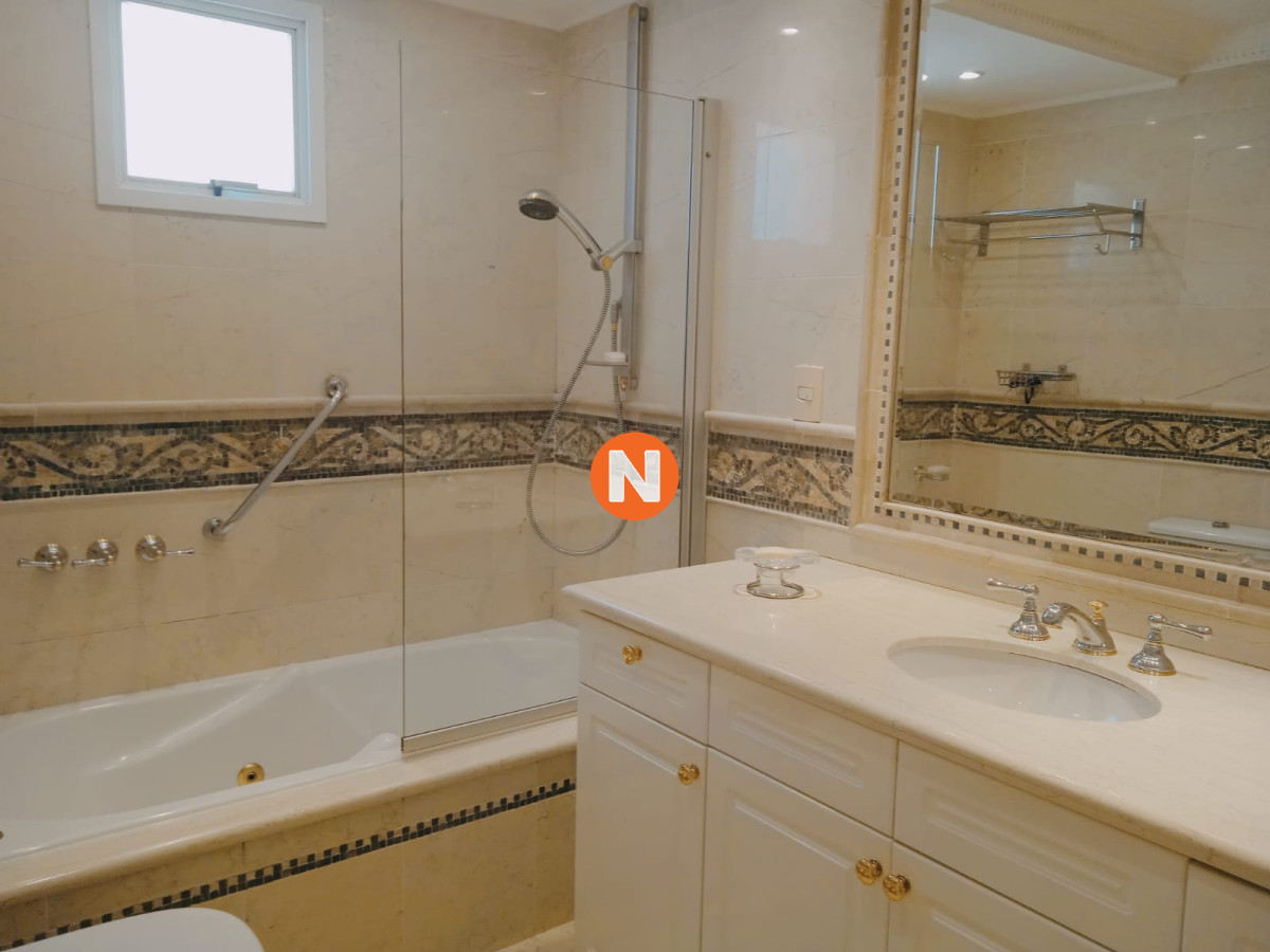 Apartamento Ref.217274 - Hermoso Penthouse , en uno de los edificios mas céntricos de Punta del Este!