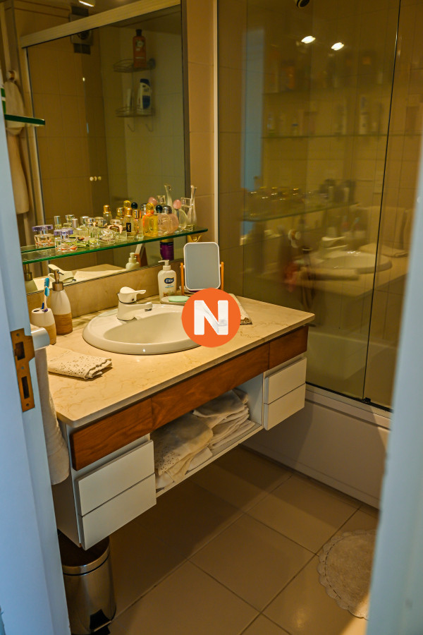 Apartamento Ref.9446 - Apartamento en Venta y Alquiler, Peninsula, Punta del Este, 3 Dormitorios.
