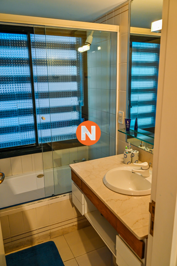 Apartamento Ref.9446 - Apartamento en Venta y Alquiler, Peninsula, Punta del Este, 3 Dormitorios.
