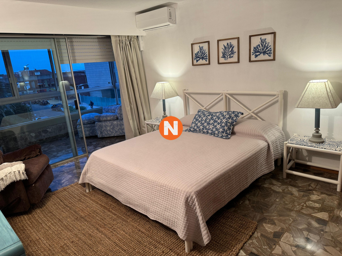 Apartamento Ref.203730 - Hermoso apartamento en primera linea al mar, en Venta y Alquiler, Mansa, Punta del Este, 3 Dormitorios.