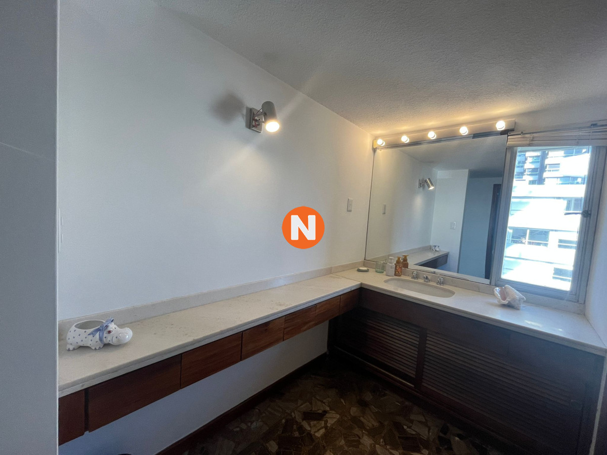 Apartamento Ref.203730 - Hermoso apartamento en primera linea al mar, en Venta y Alquiler, Mansa, Punta del Este, 3 Dormitorios.
