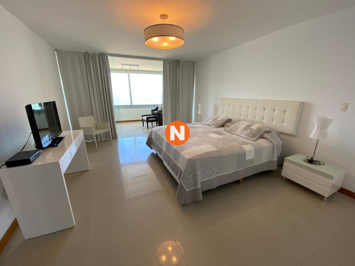 Apartamento Ref.220155 - Venta de Apartamento 3 dormitorios + servicio - Playa Brava - Punta del Este