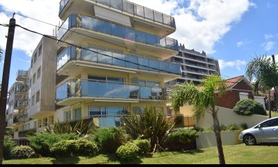 DEPARTAMENTO EN PUNTA DEL ESTE , PLAYA BRAVA  ,  IMPECABLE