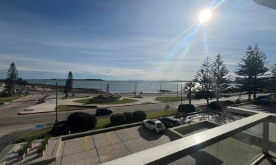 Hermoso apartamento en primera linea al mar, en Venta y Alquiler, Mansa, Punta del Este, 3 Dormitorios.