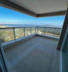 Apartamento en Venta de 3 dormitorios y servicio, Playa Mansa Punta del Este