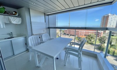 VENTA DE APARTAMENTO DE 2 DORMITORIOS EN EDIFICIO MIAMI BOULEVARD EN MANSA PUNTA DEL ESTE