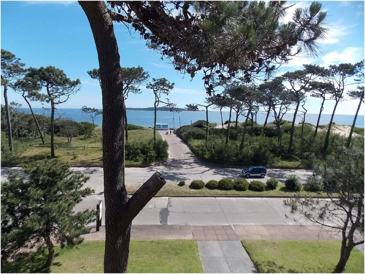 Apartamento de  2 Dormitorios frente a Playa Mansa