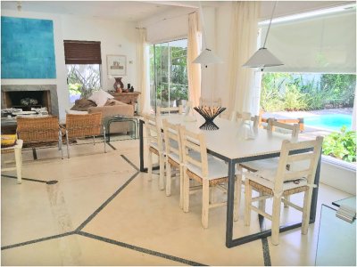 unica mansión en venta sobre la playa del arroyo en la barra - nlv208361c