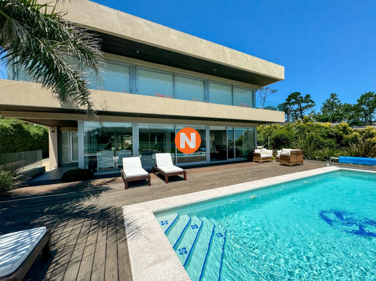 Casa en venta con 4 dormitorios frente a Laguna del Diario, Punta del Este, Maldonado - NLV223696C