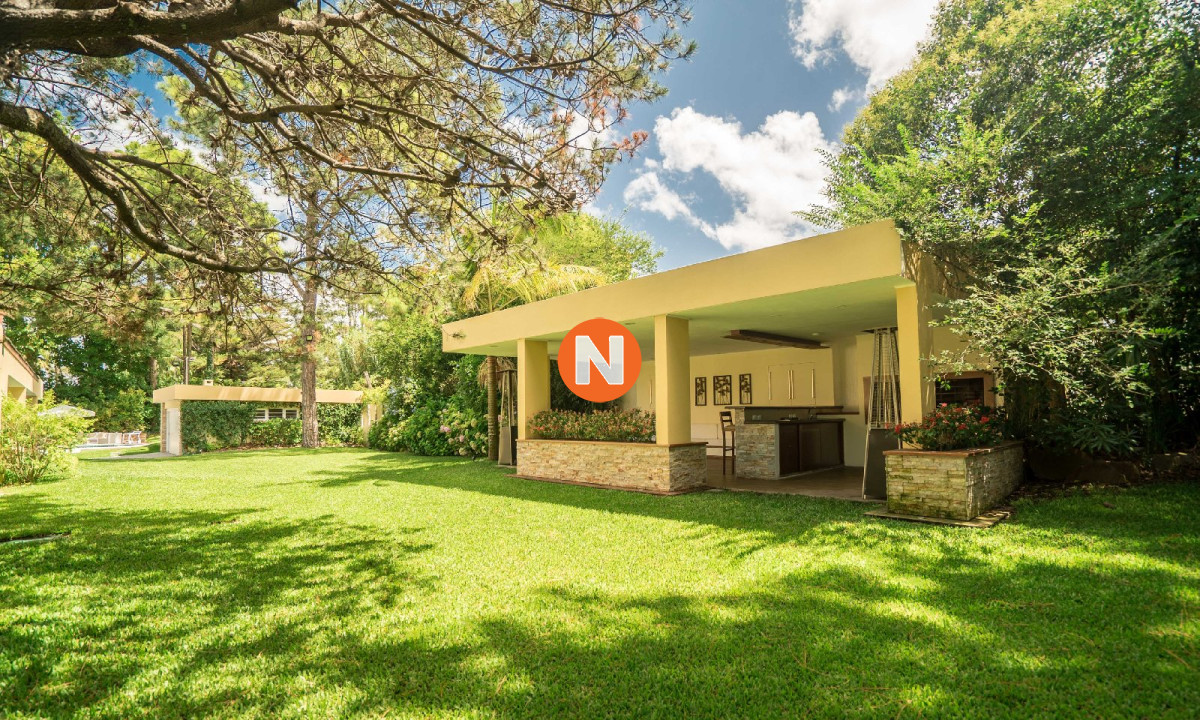 Casa Ref.209748 - Casa en Venta y Alquiler, Mansa, Punta del Este, 6 Dormitorios.