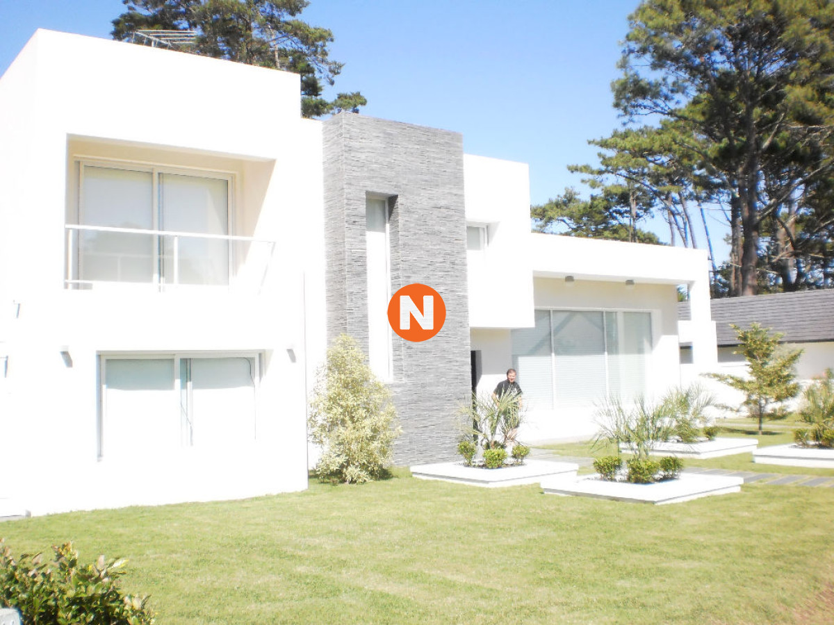 Casa Ref.207825 - Casa en Venta y Alquiler, Mansa, Punta del Este, 4 Dormitorios.