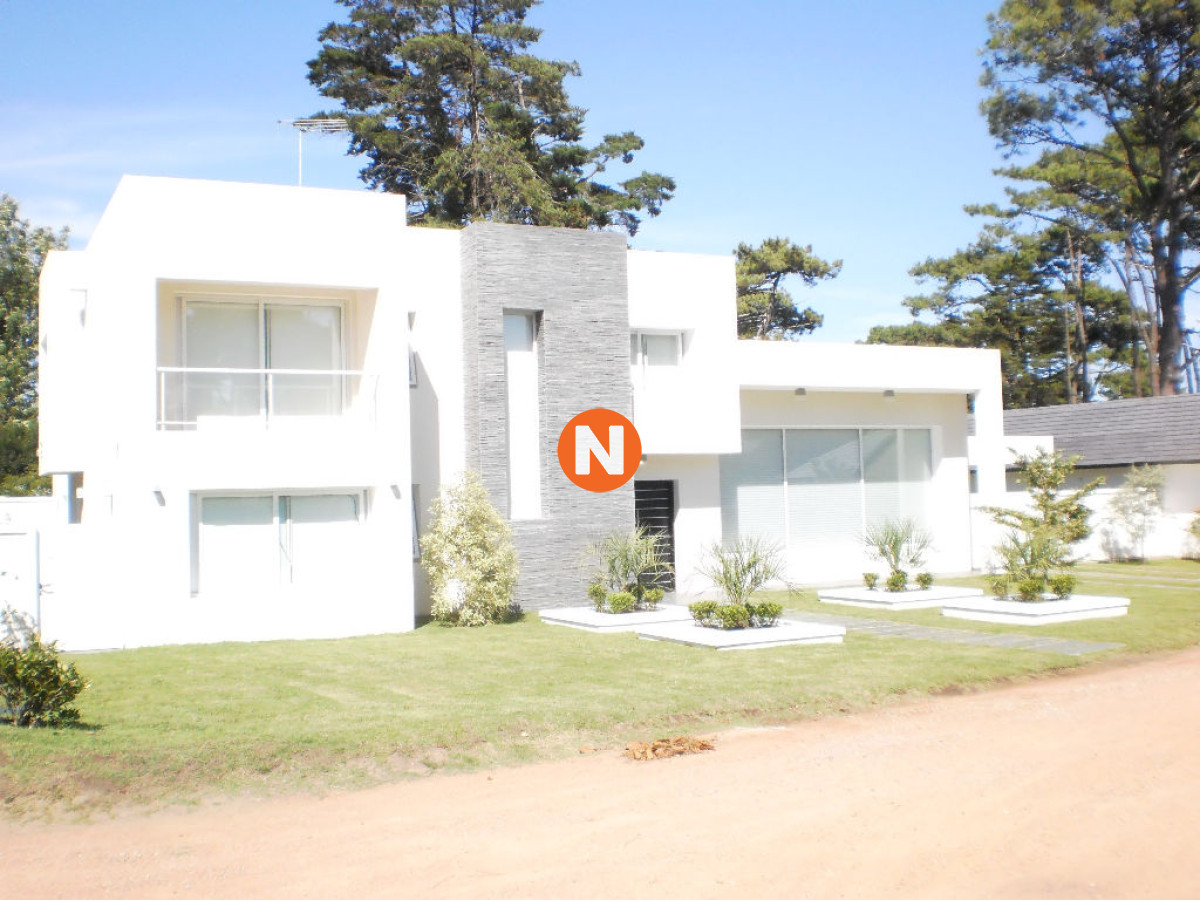 Casa Ref.207825 - Casa en Venta y Alquiler, Mansa, Punta del Este, 4 Dormitorios.