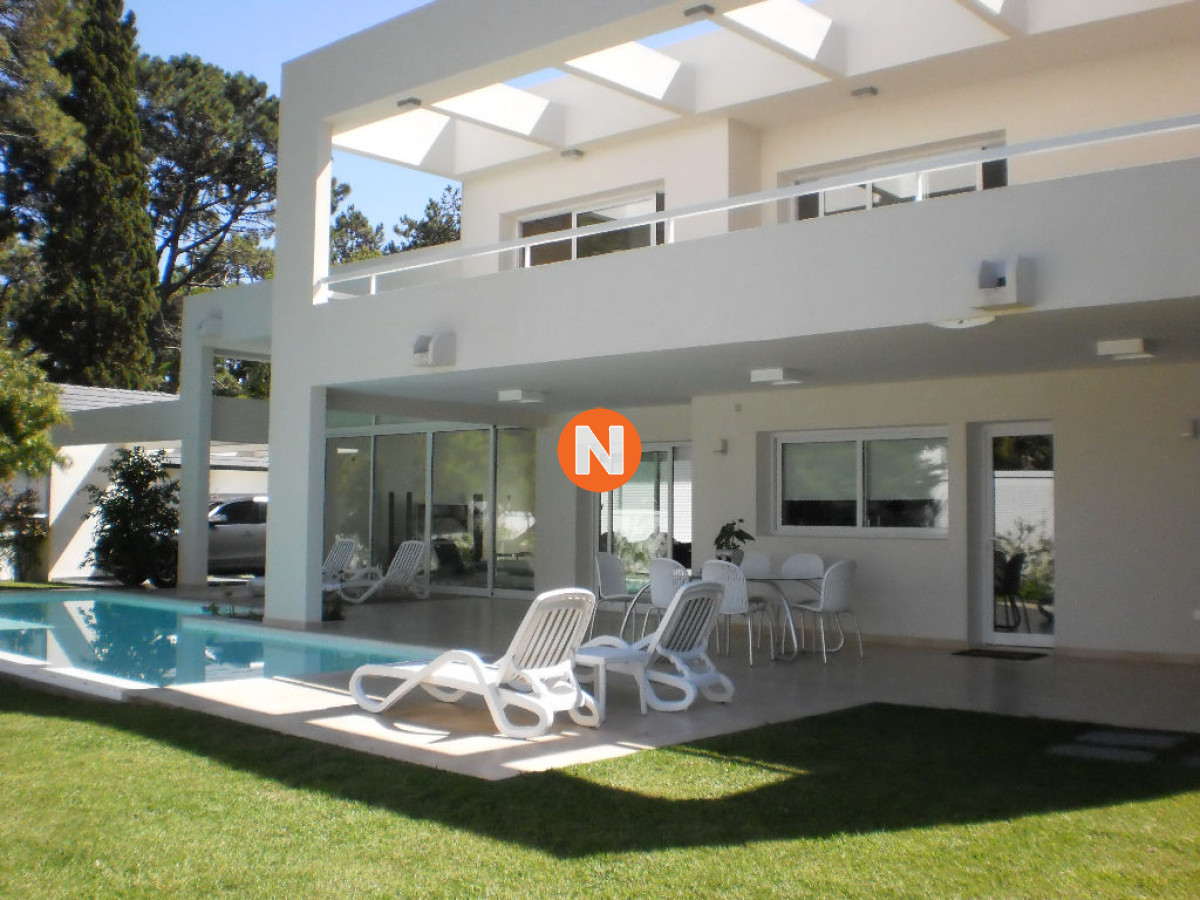 Casa Ref.207825 - Casa en Venta y Alquiler, Mansa, Punta del Este, 4 Dormitorios.