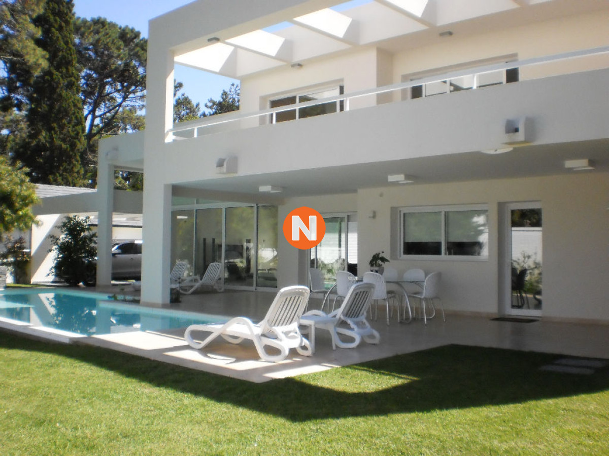 Casa Ref.207825 - Casa en Venta y Alquiler, Mansa, Punta del Este, 4 Dormitorios.