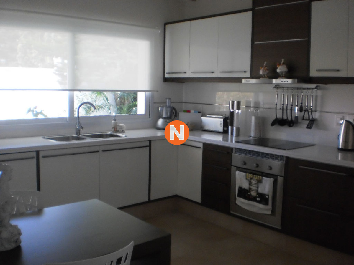 Casa Ref.207825 - Casa en Venta y Alquiler, Mansa, Punta del Este, 4 Dormitorios.