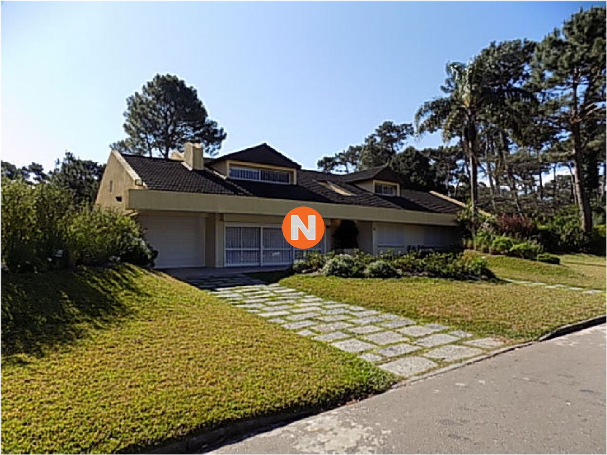 Casa Ref.209748 - Casa en Venta y Alquiler, Mansa, Punta del Este, 6 Dormitorios.