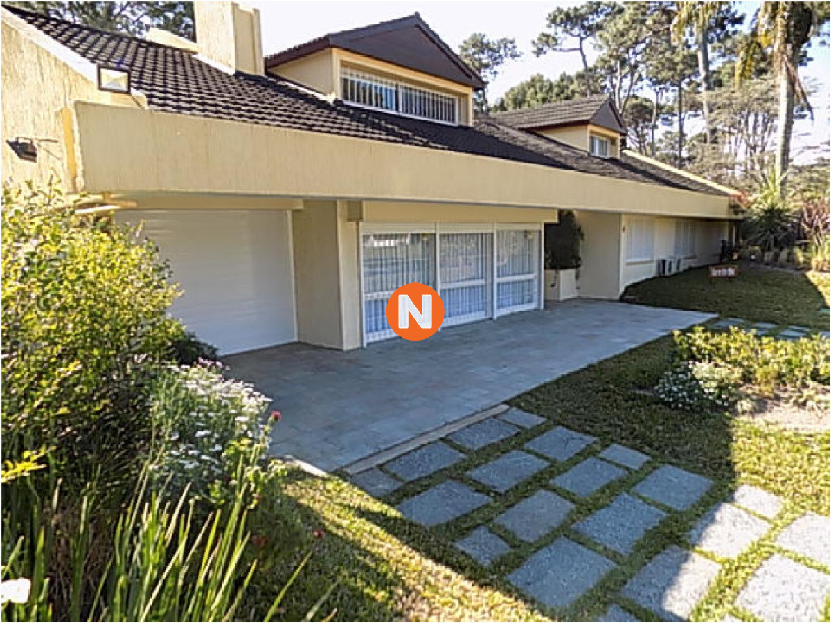 Casa Ref.209748 - Casa en Venta y Alquiler, Mansa, Punta del Este, 6 Dormitorios.