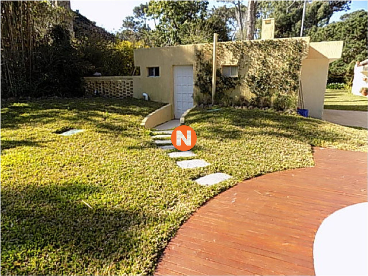 Casa Ref.209748 - Casa en Venta y Alquiler, Mansa, Punta del Este, 6 Dormitorios.