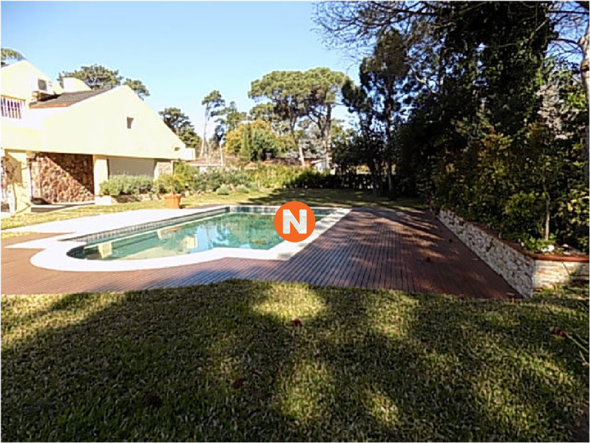 Casa Ref.209748 - Casa en Venta y Alquiler, Mansa, Punta del Este, 6 Dormitorios.