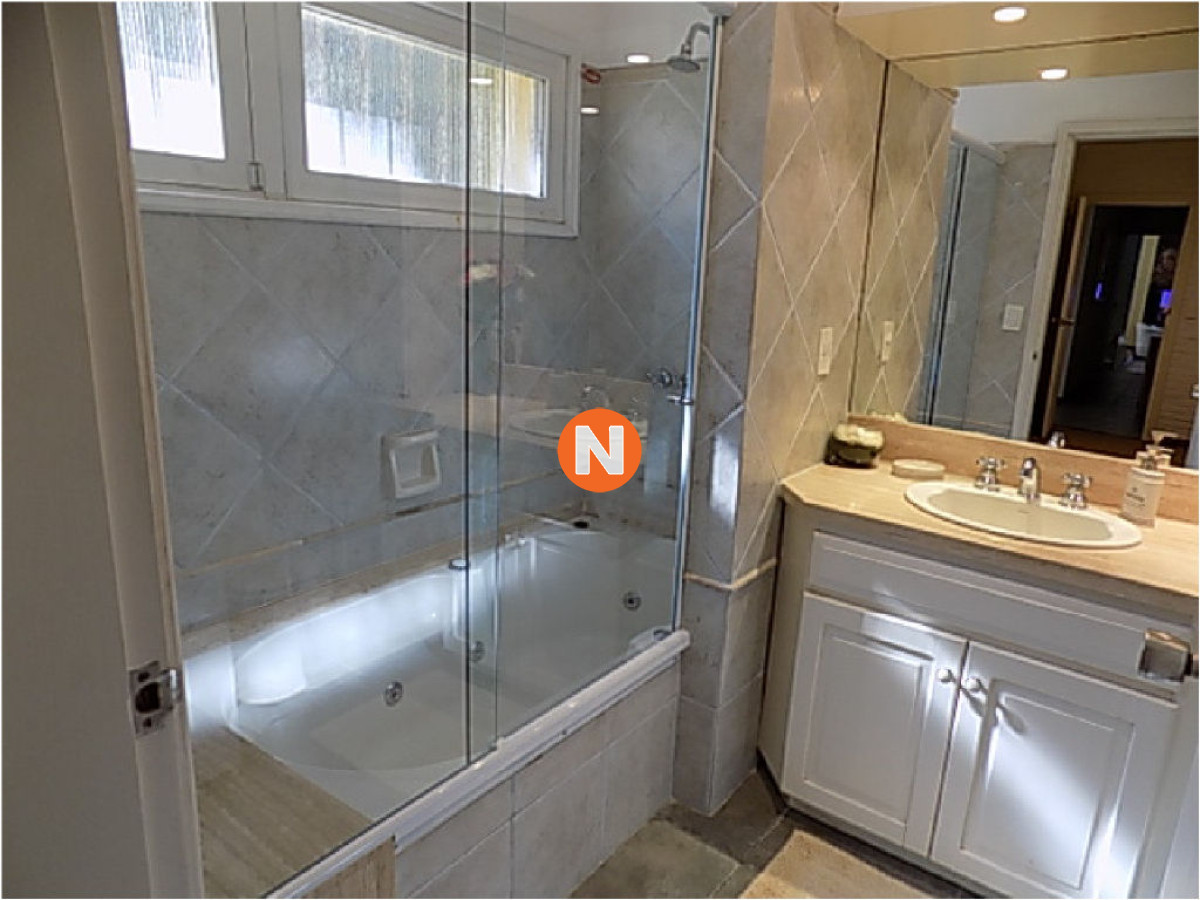 Casa Ref.209748 - Casa en Venta y Alquiler, Mansa, Punta del Este, 6 Dormitorios.