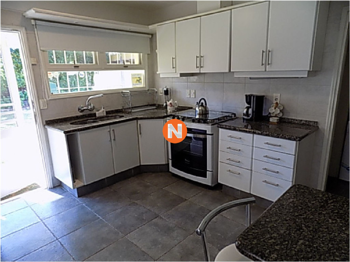 Casa Ref.209748 - Casa en Venta y Alquiler, Mansa, Punta del Este, 6 Dormitorios.