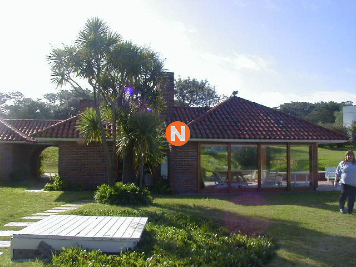 Casa Ref.205811 - VENTA DE CASA DE 5 DORMITORIOS EN PRIMERA LINEA EN BRAVA PUNTA DEL ESTE 