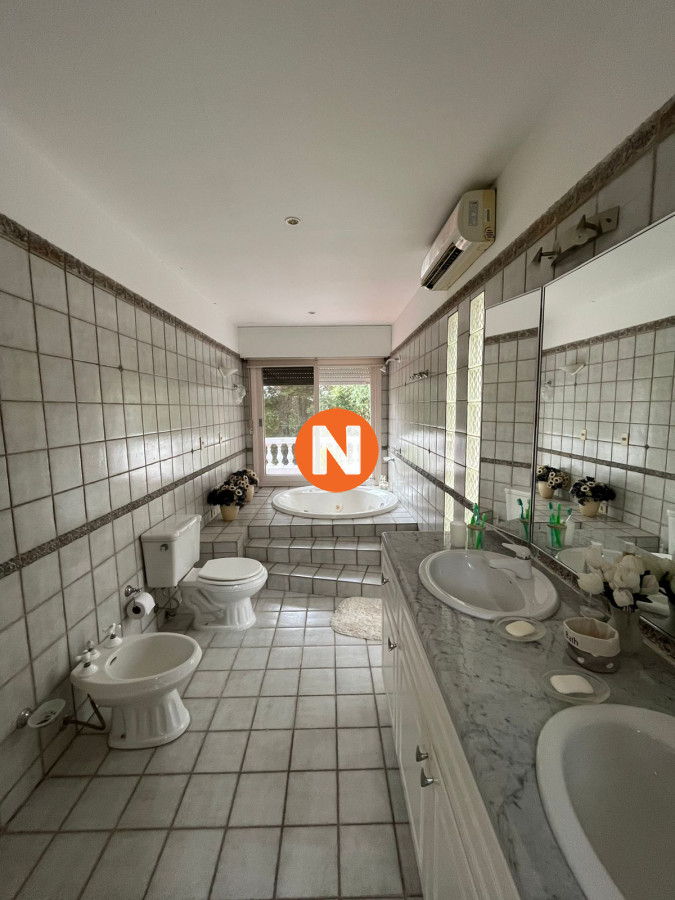 Casa Ref.209012 - Casa en Venta, Cantegril, Punta del Este, 4 Dormitorios.