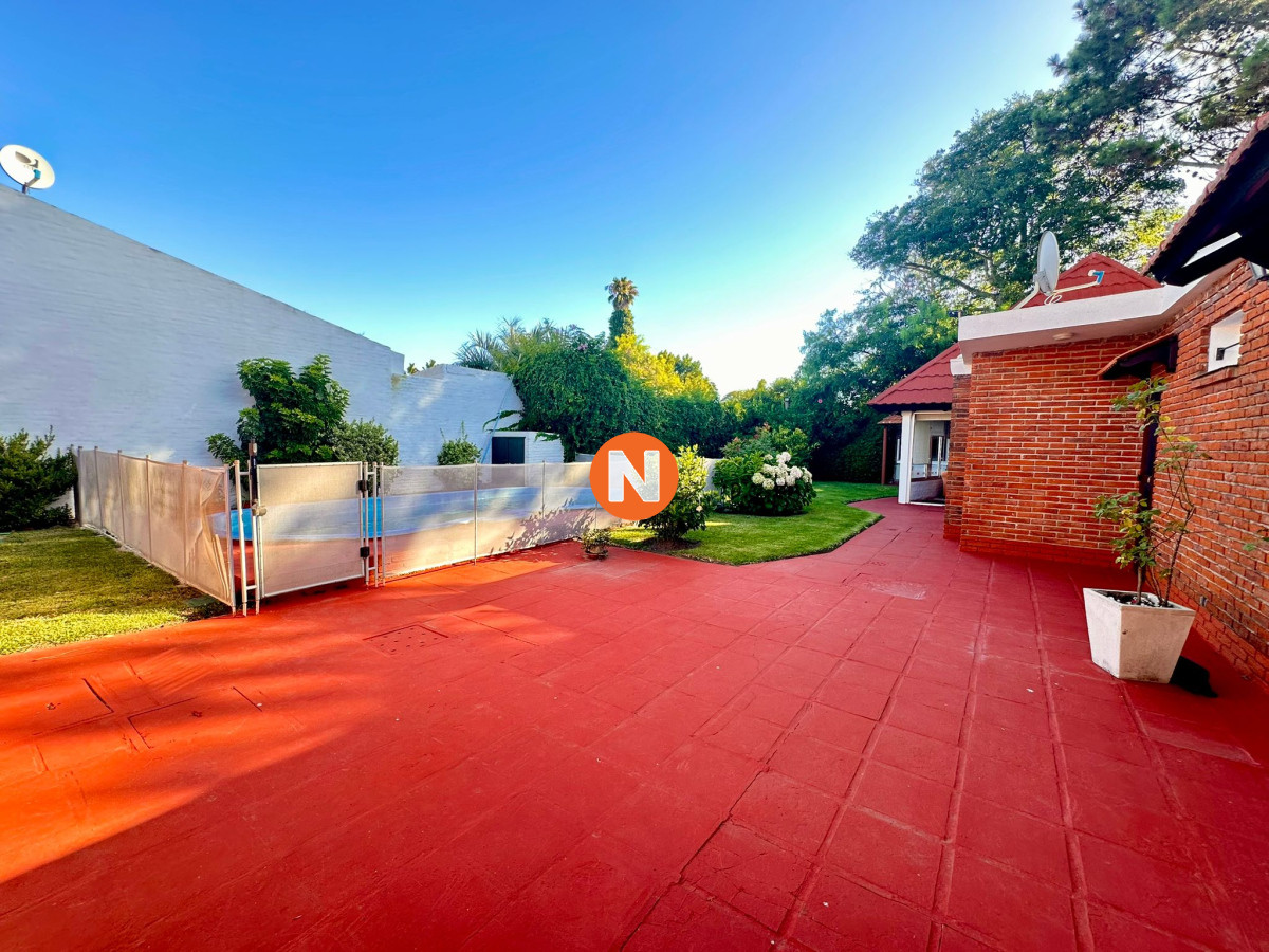 Casa Ref.223265 - En Venta, casa en zona de playa Mansa.. a pasos del mar!!!