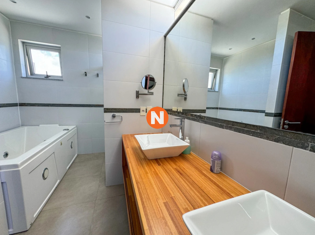 Casa Ref.223696 - Casa en venta con 4 dormitorios frente a Laguna del Diario, Punta del Este, Maldonado