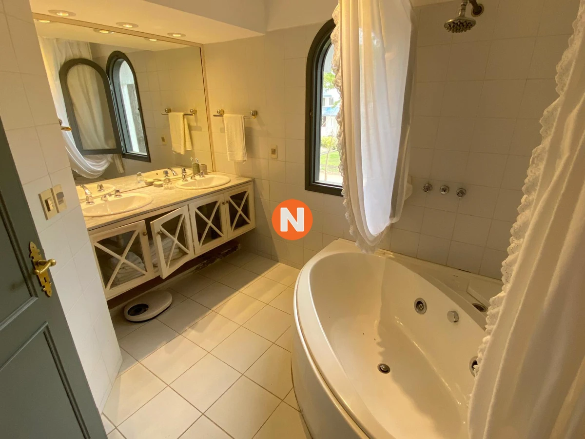 Casa Ref.205176 - Casa en Venta y Alquiler, Rincón del Indio, Punta del Este, 4 Dormitorios.