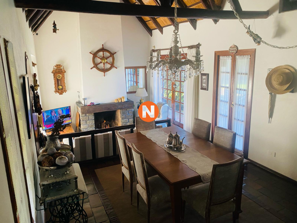 Casa Ref.215522 - Muy linda casa en venta, gran terreno y barbacoa