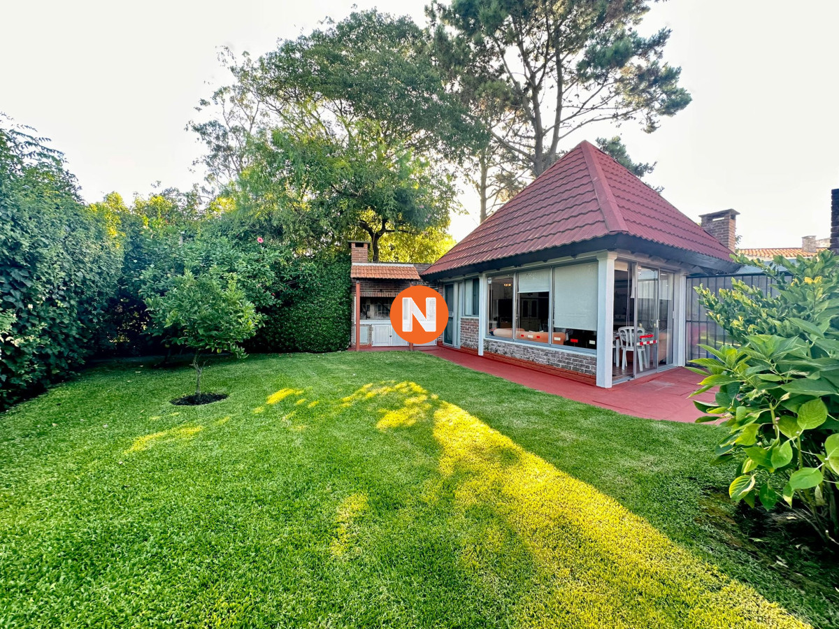 Casa Ref.223265 - En Venta, casa en zona de playa Mansa.. a pasos del mar!!!