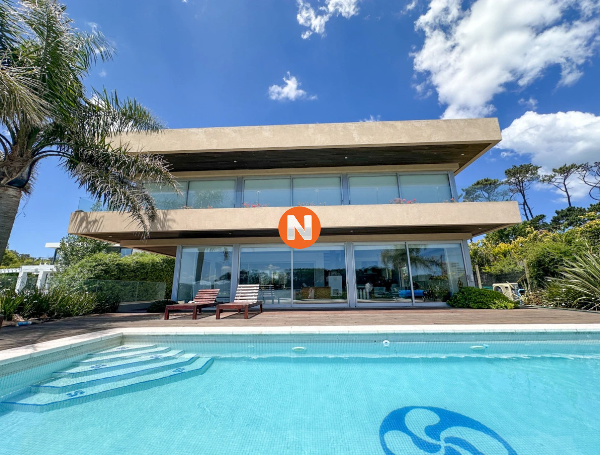Casa Ref.223696 - Casa en venta con 4 dormitorios frente a Laguna del Diario, Punta del Este, Maldonado
